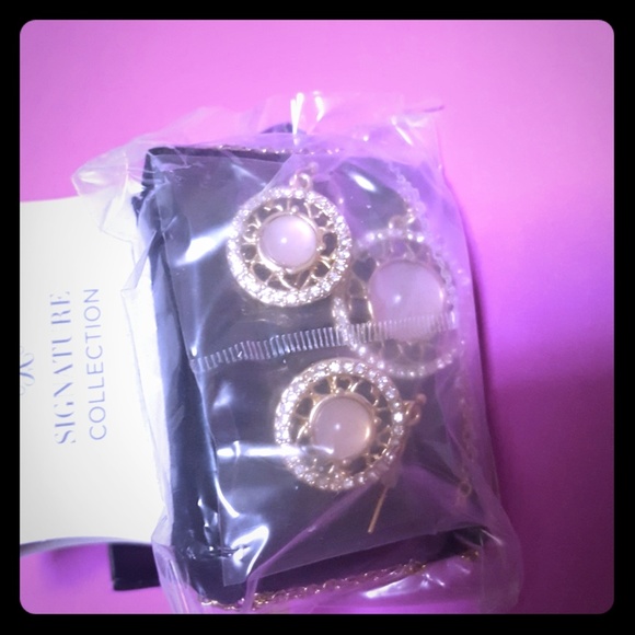 Avon signature collection Jewelry - Necklace And Earring Giftset
